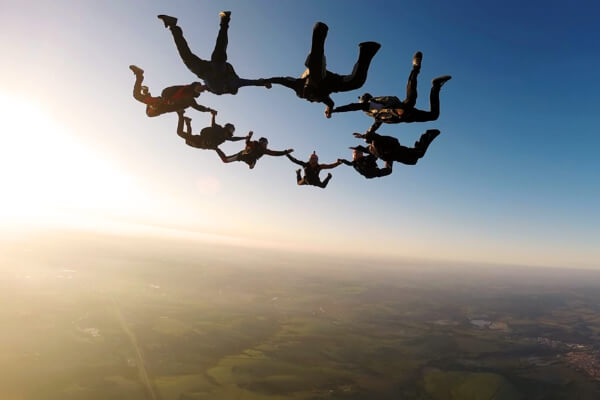 Fallskjermhoppere som danner en sirkel i luften