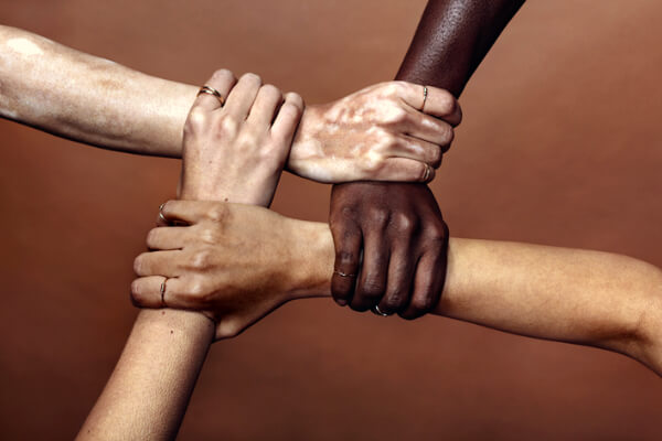 Hender som holder sammen