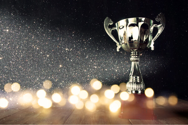 Pokal med stjernebakgrunn