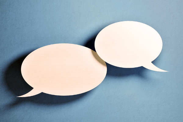 To snakkebobler mot blå bakgrunn